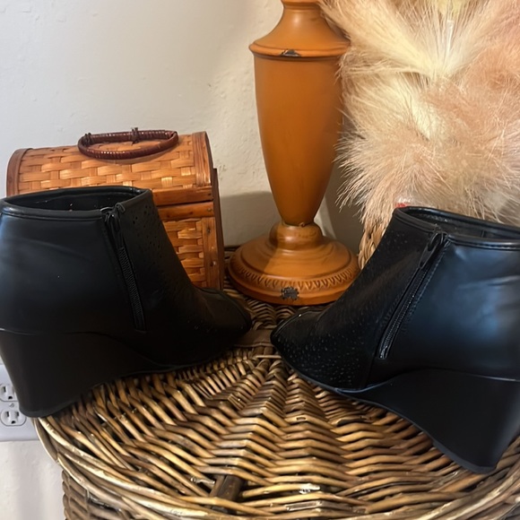 Black Wedge Peep Toe Shoe/ 3 Inch/Side Zipper/ Size 10/ Cato - Picture 5 of 7